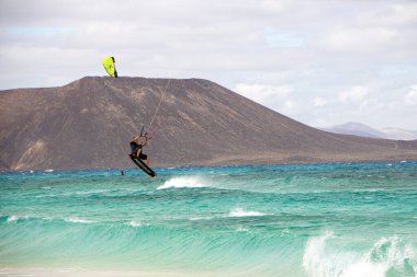 Atlantik Okyanusu 'nun dalgalarında uçurtma.