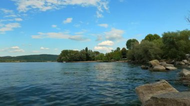 Arona 'da Maggiore Gölü kıyısında ördekler