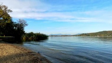 Sahilden Maggiore Gölü manzarası