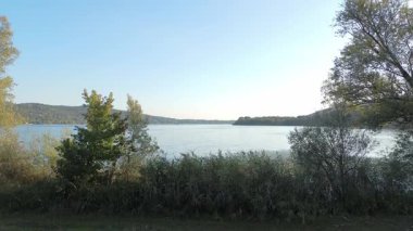 İnsansız hava aracıyla gölün üzerinde uçuyor.