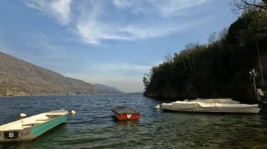 Piedmont 'taki Mergozzo Gölü kıyısında küçük tekneler.