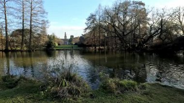 Milano şehir parkında ördekler ve Sforza Kalesi ile küçük bir göl