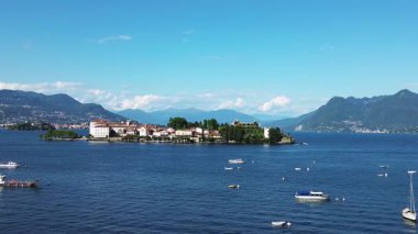 Isola Bella 'nın muhteşem manzarası ile Stresa üzerinde bir drone ile uçmak