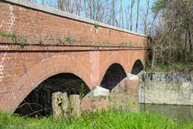 Lombardy 'deki Naviglio Grande üzerinde kırmızı tuğla bir köprü.