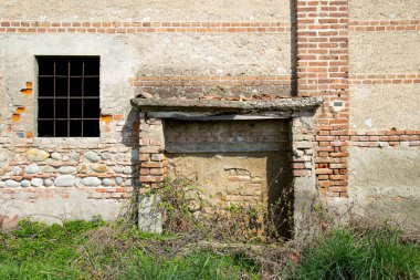 Terk edilmiş bir çiftlik evinin eski duvarı