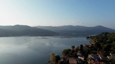 Maggiore Gölü, Angera şehri ve ortaçağ şatosunun insansız hava aracı görüntüsü.