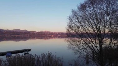 Varese Gölü 'nün Kış Öğleden Sonra Hava Aracı Manzarası