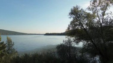 Alp Tepelerinin Altındaki Dağ Sularının Üzerindeki Hava Manzarası