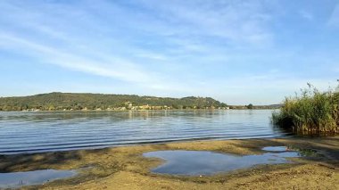 Sessiz Sandy Lakeside Plajı Sakin Suyu ve Hafif Işığı