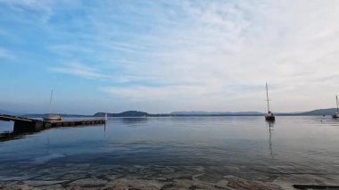 Lesa Köyündeki Maggiore Gölü 'nde Sakin Dalgalar