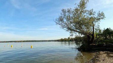 Kuzey İtalyan Lakeside 'ın Yazın Serene Aerial View