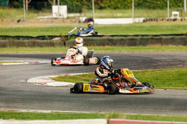 Go-kart yarış sırasında viraj alıyor.
