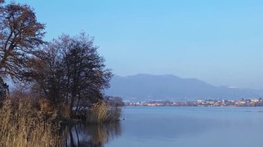 Sakin bir alp gölü manzarasının havadan panoramik görüntüsü