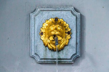 Dökümlü taş bir yüzeye monte edilmiş tarihi bir olta.