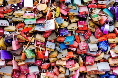 Sayısız metal kilit romantik bağlılığı ve birliği ifade ediyor.