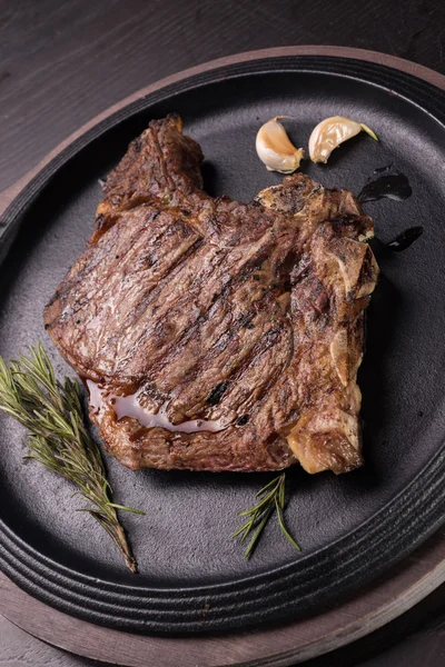 Carne de costilla rara a la parrilla —  Fotos de Stock