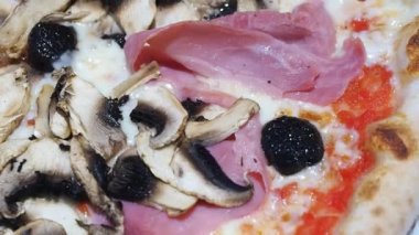 Mantar, jambon ve zeytin pizza