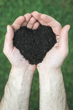 Kalp şekli toprak