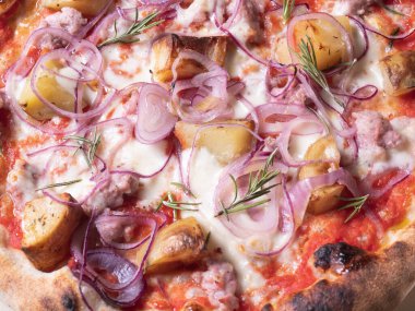 Üstten pizza ve lezzetli malzemeler.