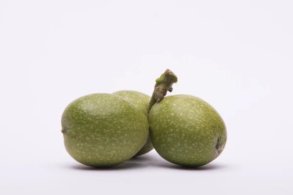 Зеленые орехи на белом фоне — стоковое фото