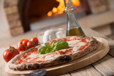 Pizza margherita kompozisyon