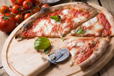 Pizza margherita kompozisyon