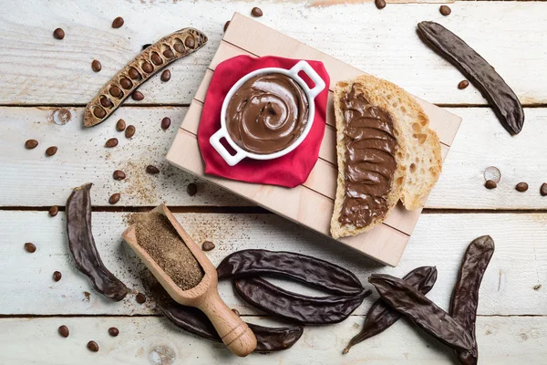 Felülnézet szentjánoskenyér cream csokoládé — Stock Fotó