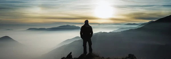 Bir en yüksek dağlar bulutlar izleyen adamım