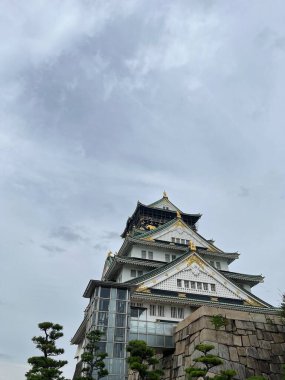 Osaka, Japonya-Eylül 28 2024: Osaka Kalesi. Ch-ku, Osaka, Japonya 'da bir Japon kalesidir. Kale Japonya 'nın en ünlü simgelerinden biridir.