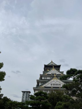 Osaka, Japonya-Eylül 28 2024: Osaka Kalesi. Ch-ku, Osaka, Japonya 'da bir Japon kalesidir. Kale Japonya 'nın en ünlü simgelerinden biridir.
