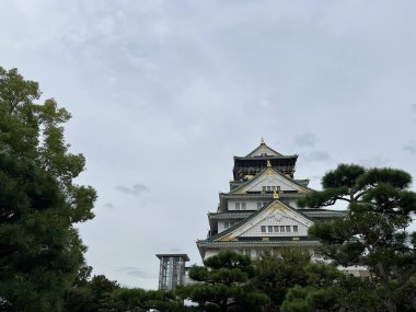 Osaka, Japonya-Eylül 28 2024: Osaka Kalesi. Ch-ku, Osaka, Japonya 'da bir Japon kalesidir. Kale Japonya 'nın en ünlü simgelerinden biridir.
