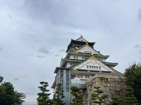Osaka, Japonya-Eylül 28 2024: Osaka Kalesi. Ch-ku, Osaka, Japonya 'da bir Japon kalesidir. Kale Japonya 'nın en ünlü simgelerinden biridir.