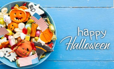 Cadılar Bayramı Jack o Fener şeker kasesi içinde şeker ve cadılar bayramı kurabiyeleri Vatansever Amerikan arka planında şaka ya da ikram, ABD bayrağı