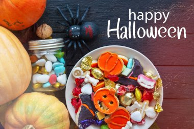 Bir kase çikolata ve şeker, Cadılar Bayramı Jack o Lantern kurabiyeleri - taze Cadılar Bayramı balkabağı, kabak, kabak, kabak ya da Cadılar Bayramı kartı geçmişi