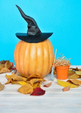 Taze Cadılar Bayramı balkabağı, kabak, kabak, cadı şapkası ve yarasa kanadı çikolata ve şeker kasesi, Cadılar Bayramı Jack o Lantern kurabiyeleri - Cadılar Bayramı kartı geçmişi