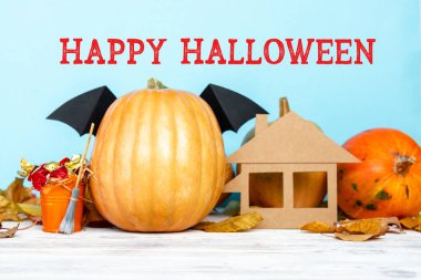 Taze Cadılar Bayramı balkabağı, kabak, kabak, cadı şapkası ve yarasa kanadı çikolata ve şeker kasesi, Cadılar Bayramı Jack o Lantern kurabiyeleri - Cadılar Bayramı kartı geçmişi