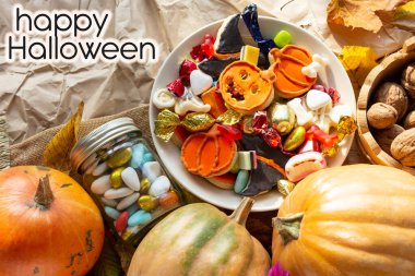 Bir kase çikolata ve şeker, Cadılar Bayramı Jack o Lantern kurabiyeleri - taze Cadılar Bayramı balkabağı, kabak, kabak, kabak ya da Cadılar Bayramı kartı geçmişi