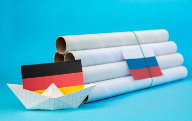 Kağıt tekne, gaz boruları ve Rusya bayrağı, Almanya ve Avrupa Birliği. Soyut Vizyon Nord Stream 2 Yaptırım Projesi