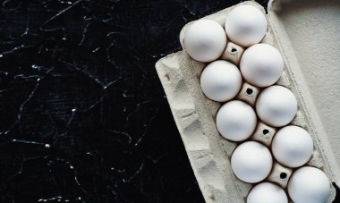 Arka planda çiğ beyaz tavuk yumurtası