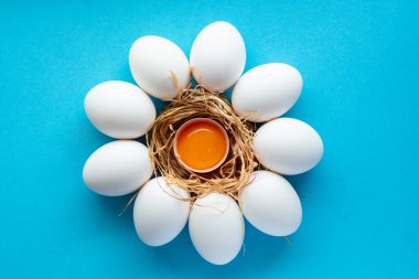 Arka planda çiğ beyaz tavuk yumurtası