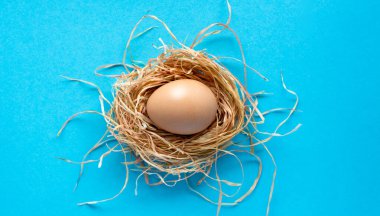 Arka planda çiğ beyaz tavuk yumurtası