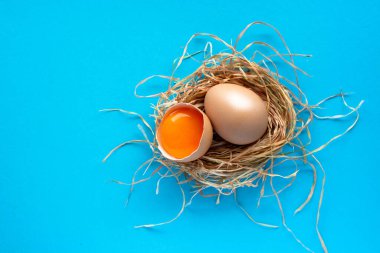 Arka planda çiğ beyaz tavuk yumurtası