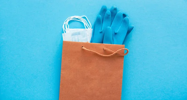 Bolsa Papel Con Protección Mascarilla Médica Guantes Látex Antiséptico Defensa — Foto de Stock