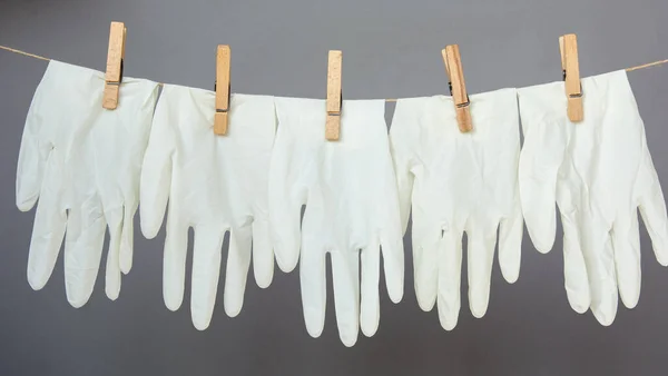 Sarung Tangan Lateks Tergantung Pada Clothespins Konsep Keamanan Selama Pandemi — Stok Foto