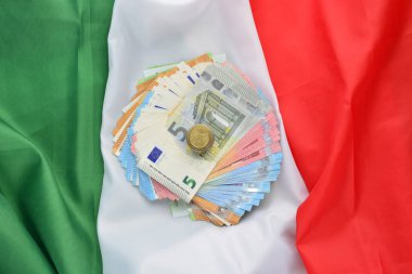 ev ve euro banknotları ve anahtar, İtalyan bayrağının arka planına karşı. Gayrimenkul alımı ve tasarruf kavramı