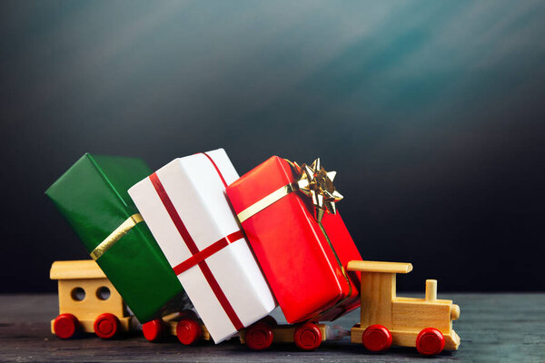 Поздравляем с Рождеством, празднованием Нового года, старинная открытка, подарочная коробка и подарок в цвете итальянского флага. Италия отдых фон