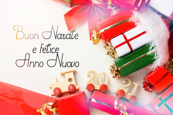 С Новым годом и Рождеством Христовым на итальянском языке открытки на праздники, подарки коробки и подарок в цвет фона итальянского флага