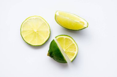 yeşil taze limon ve limon Dilimler, beyaz arkaplan