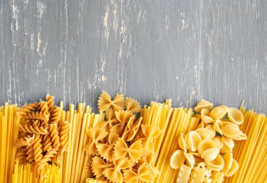 Çeşitli türlerde ve şekillerde çiğ İtalyan makarnası ve spagetti - geleneksel İtalyan yemeği arka planı