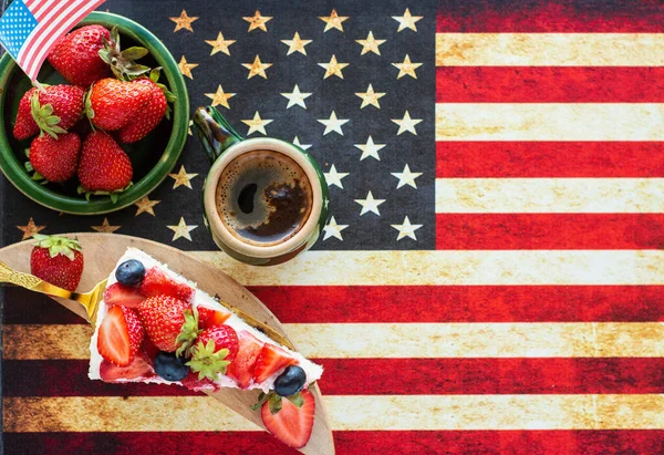 Erdbeer Käsekuchen Mit Amerikanischer Flagge Tisch Nationalfeiertag Patriotisches Frühstück — Stockfoto